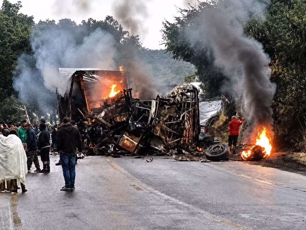Acidente entre ônibus e caminhão deixa ao menos oito mortos em MG