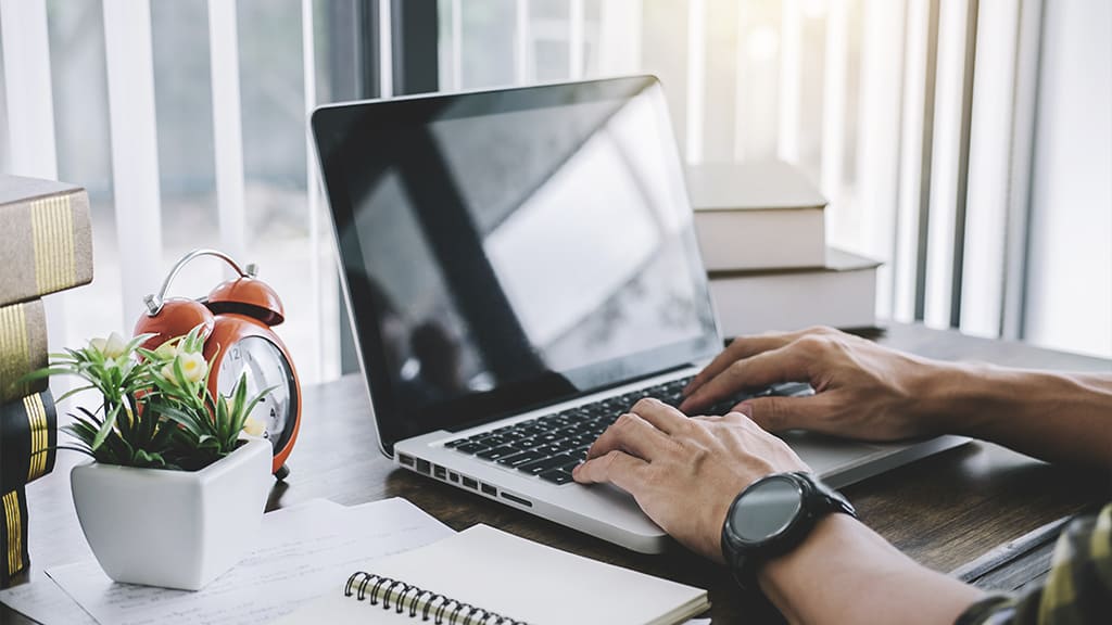 TRT decide que trabalhador em home office pode receber horas extras se empresa controlar jornada