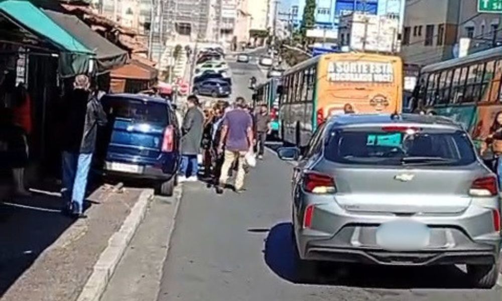 Motorista passa mal, perde controle do carro e atropela dois idosos em Pouso Alegre
