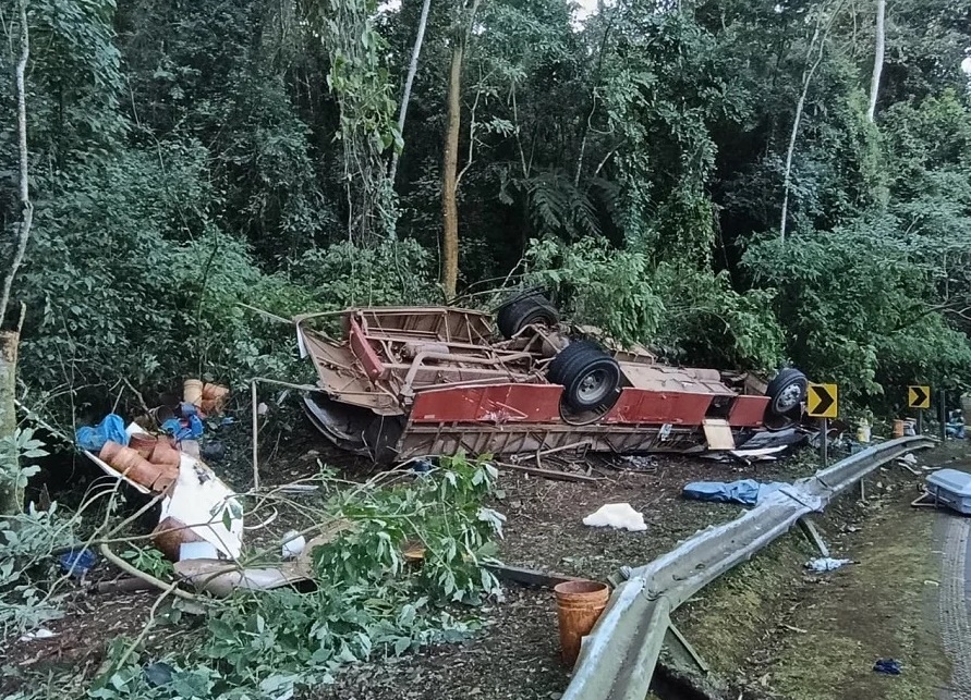 Duas pessoas morrem após ônibus de trabalhadores rurais tombar em serra entre Sul de Minas e SP