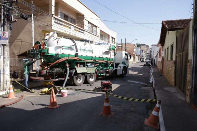 Prefeitura inicia limpeza de galerias pluviais no Centro de Pouso Alegre