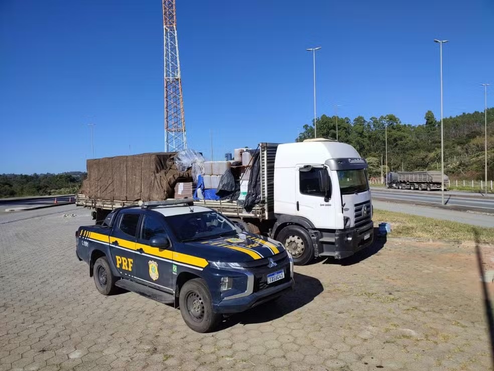 Carga de mais de 4 mil litros de cachaça destinada ao interior de São Paulo é apreendida em MG por uso de embalagens de agrotóxicos