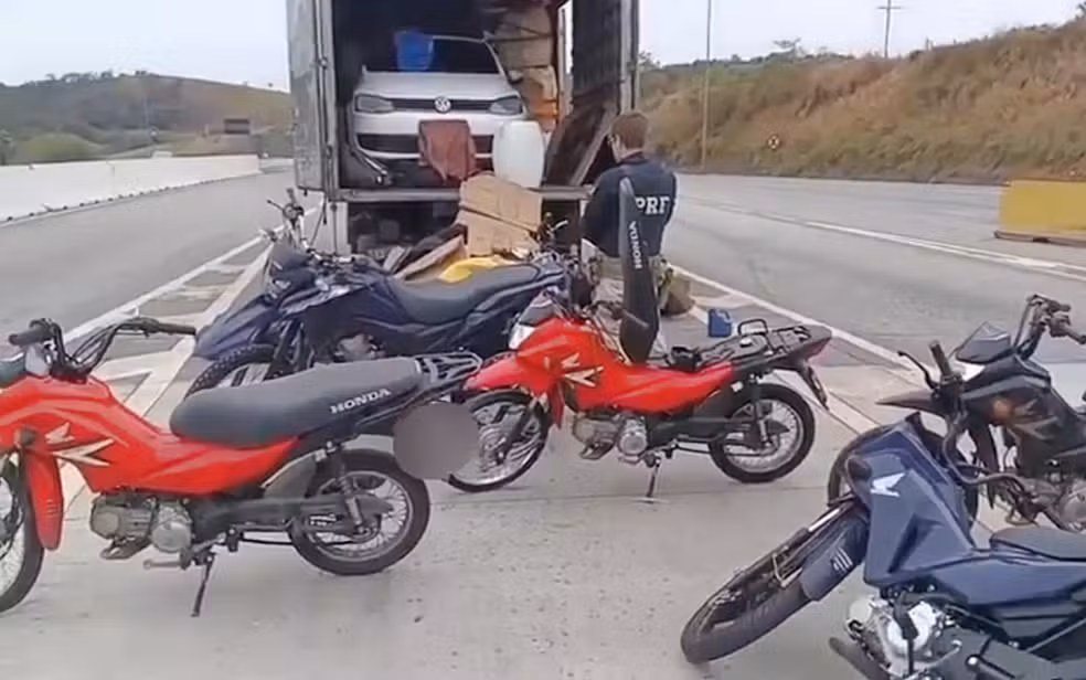 PRF apreende drogas, fuzil e cinco motos roubadas dentro de caminhão na Fernão Dias no Sul de Minas