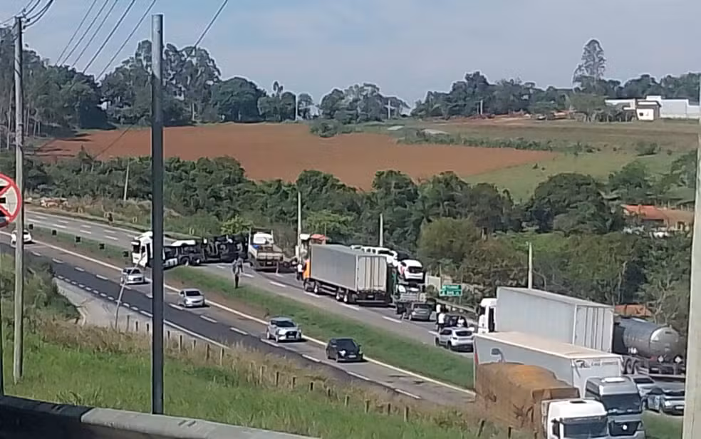 Colisão entre carretas interdita Fernão Dias e provoca 12 km de congestionamento