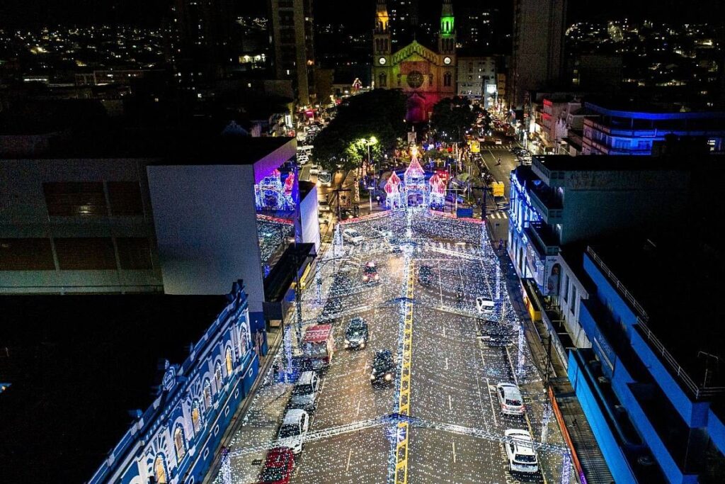 Decoração de Natal começa a ser instalada em Pouso Alegre; avenida terá interdições à noite