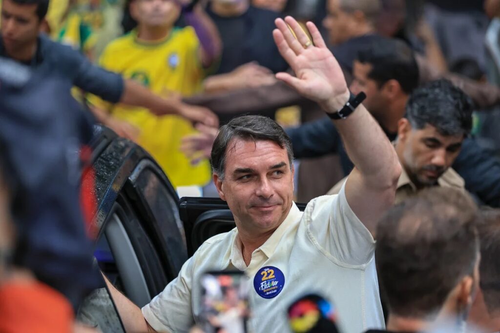 Flávio Bolsonaro teria deixado o Brasil após ordem do STF; Reuters cita autoridade dos EUA